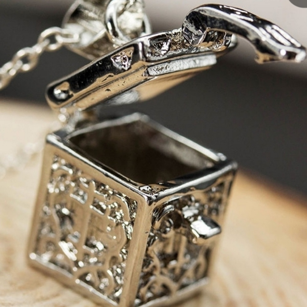 🦚 Silver Latched Carved Boxed Pendant Keepsakes